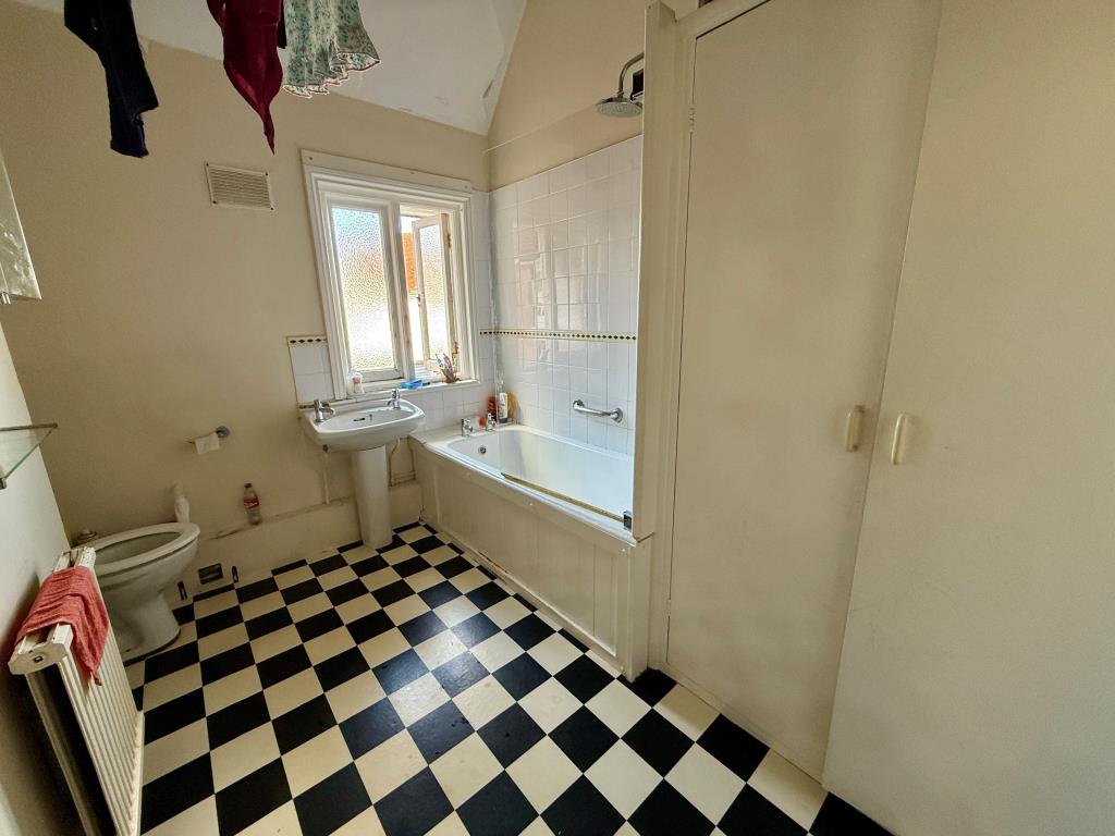 Lot: 43 - MIXED COMMERCIAL AND RESIDENTIAL INVESTMENT - Flat two bathroom with WC.